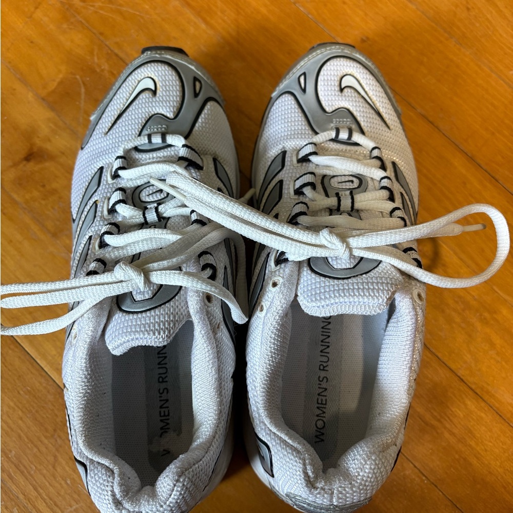 2005 Women’s Nike MaxAir Sneakers